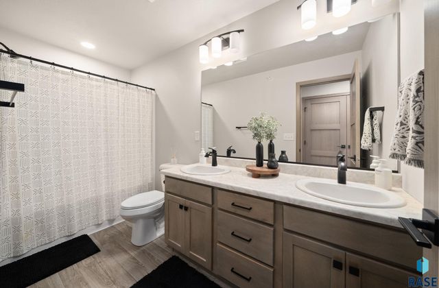 7705 S Townsley Ave Avenue 8, Sioux Falls, SD 57108