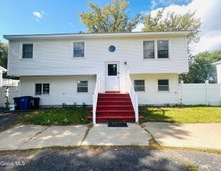4 Thoroughbred Lane, Colonie, NY 12205