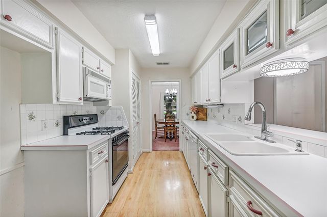 912 Oak Vista Court, Friendswood, TX 77546