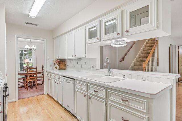 912 Oak Vista Court, Friendswood, TX 77546