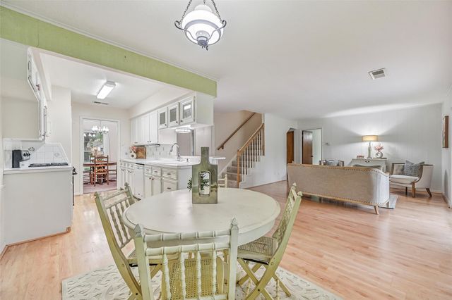 912 Oak Vista Court, Friendswood, TX 77546