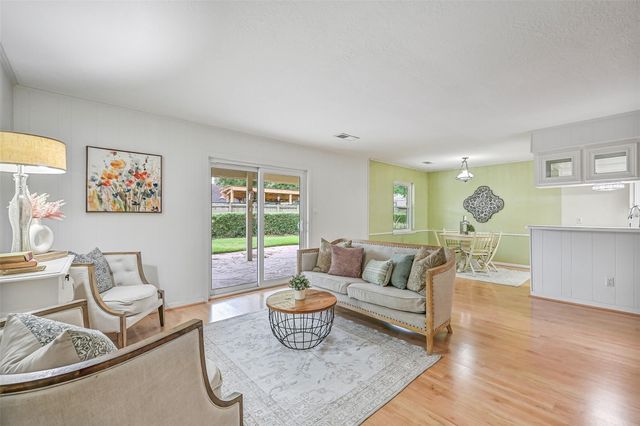 912 Oak Vista Court, Friendswood, TX 77546