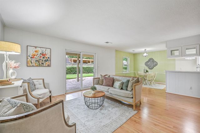 912 Oak Vista Court, Friendswood, TX 77546