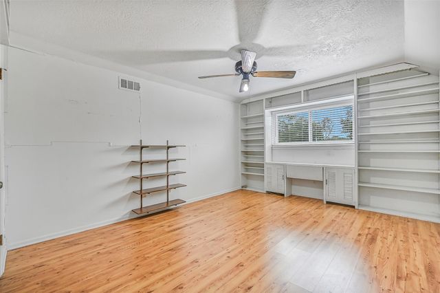 912 Oak Vista Court, Friendswood, TX 77546