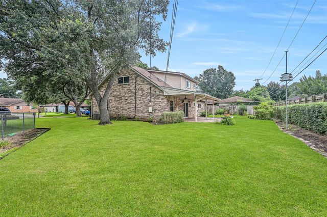 912 Oak Vista Court, Friendswood, TX 77546