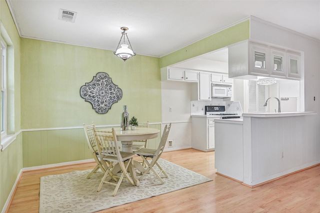 912 Oak Vista Court, Friendswood, TX 77546