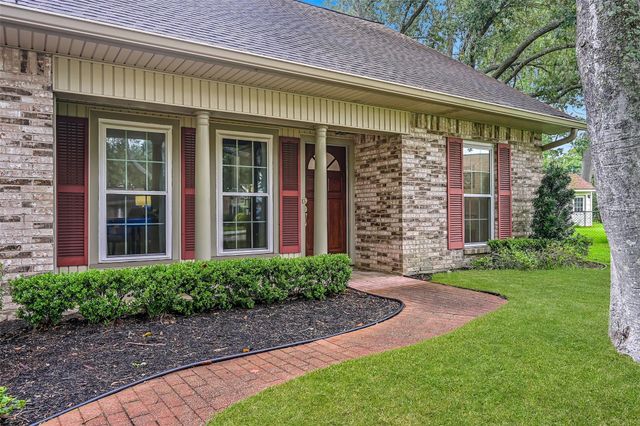 912 Oak Vista Court, Friendswood, TX 77546