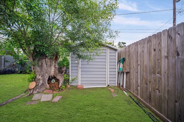 4915 Charnock Drive, Alvin, TX 77511