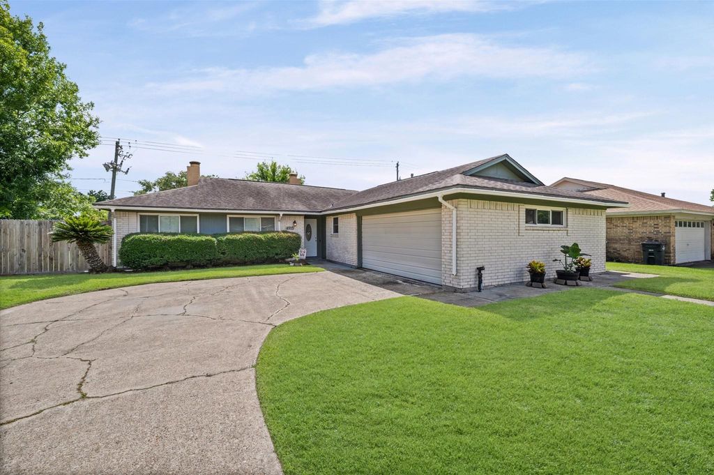4915 Charnock Drive, Alvin, TX 77511