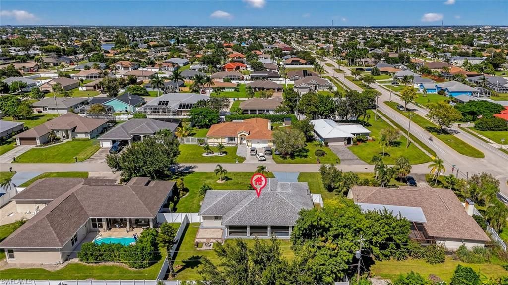 Image 34 of property listing at 624 SE 19th LN, Cape Coral, FL 33990