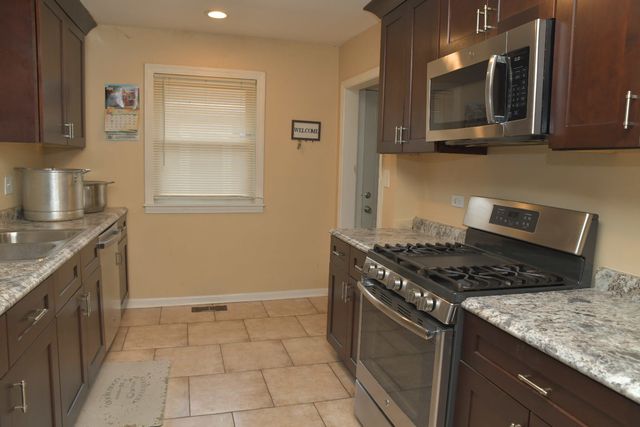 1325 GLENN Drive, North Chicago, IL 60064