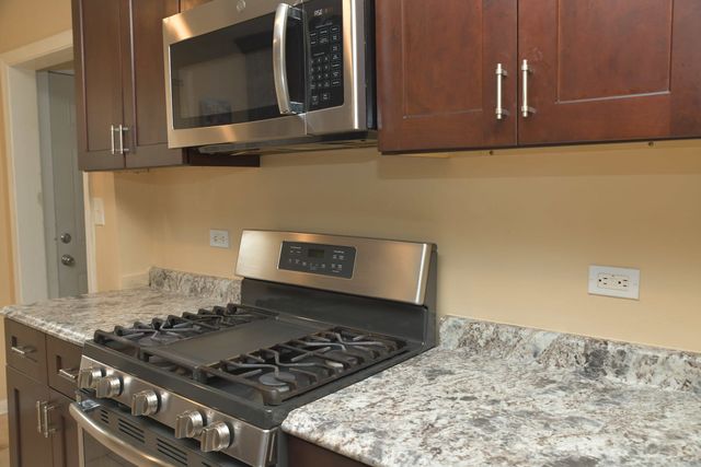 1325 GLENN Drive, North Chicago, IL 60064