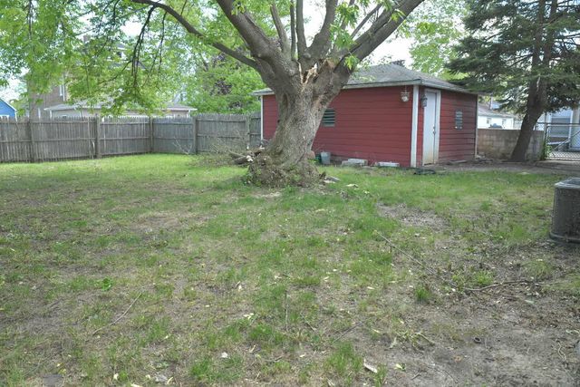 1325 GLENN Drive, North Chicago, IL 60064
