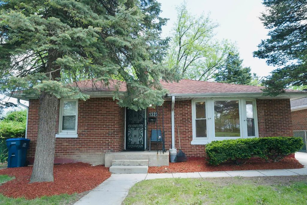 1325 GLENN Drive, North Chicago, IL 60064