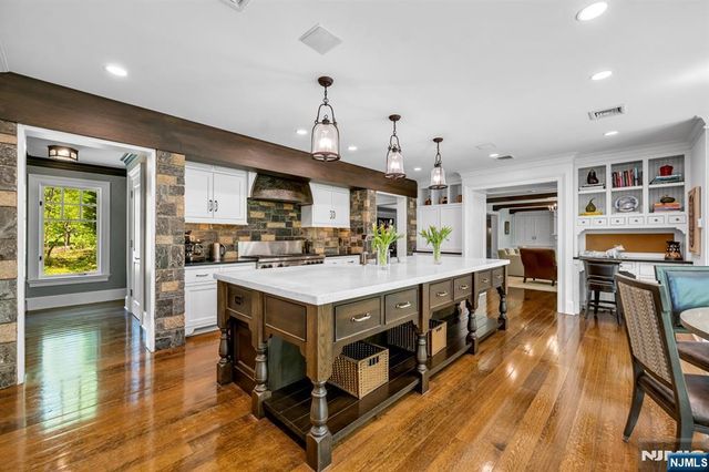 14 Coach Lane, Upper Saddle River, NJ 07458