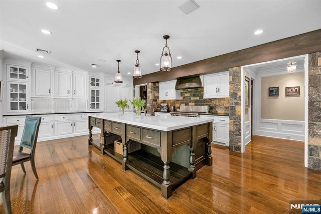 14 Coach Lane, Upper Saddle River, NJ 07458