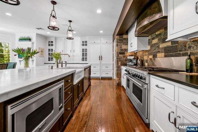 14 Coach Lane, Upper Saddle River, NJ 07458