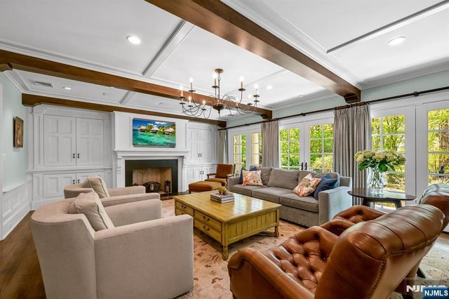 14 Coach Lane, Upper Saddle River, NJ 07458