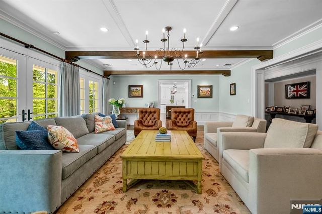 14 Coach Lane, Upper Saddle River, NJ 07458