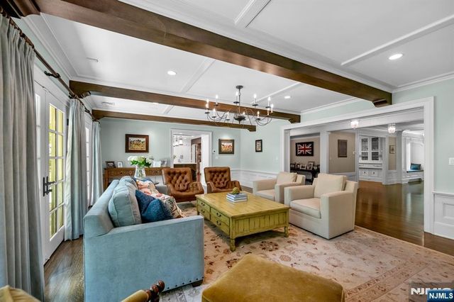 14 Coach Lane, Upper Saddle River, NJ 07458