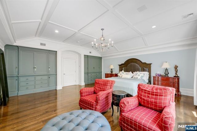 14 Coach Lane, Upper Saddle River, NJ 07458