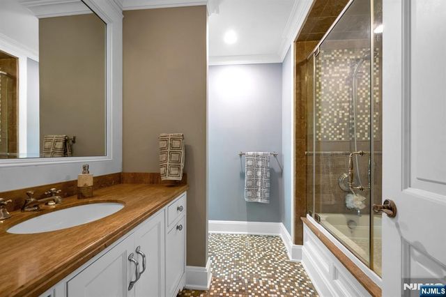 14 Coach Lane, Upper Saddle River, NJ 07458