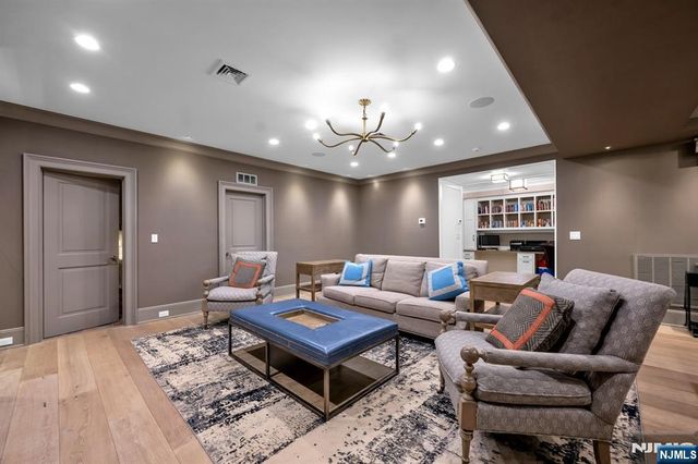 14 Coach Lane, Upper Saddle River, NJ 07458