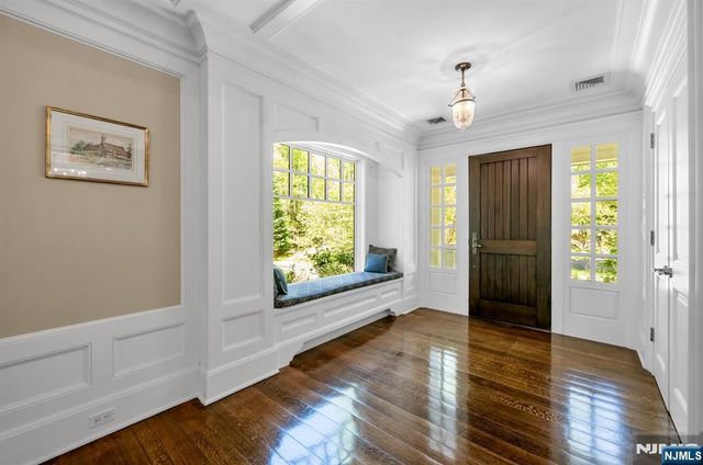 14 Coach Lane, Upper Saddle River, NJ 07458