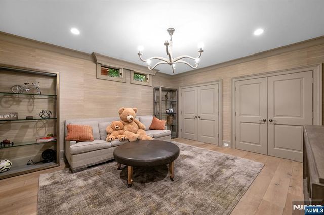 14 Coach Lane, Upper Saddle River, NJ 07458