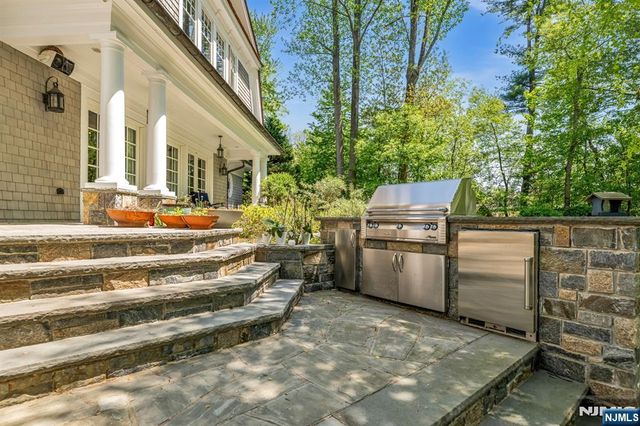 14 Coach Lane, Upper Saddle River, NJ 07458