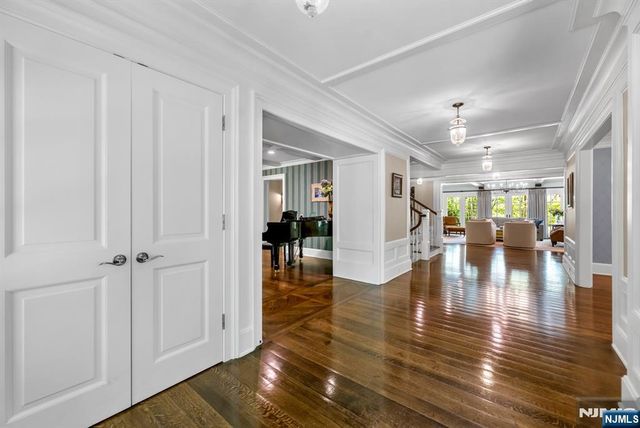 14 Coach Lane, Upper Saddle River, NJ 07458