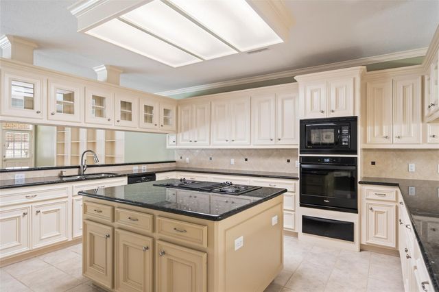 629 Stonewall Jackson Drive, Conroe, TX 77302