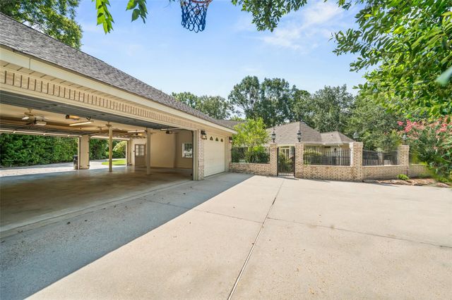 629 Stonewall Jackson Drive, Conroe, TX 77302