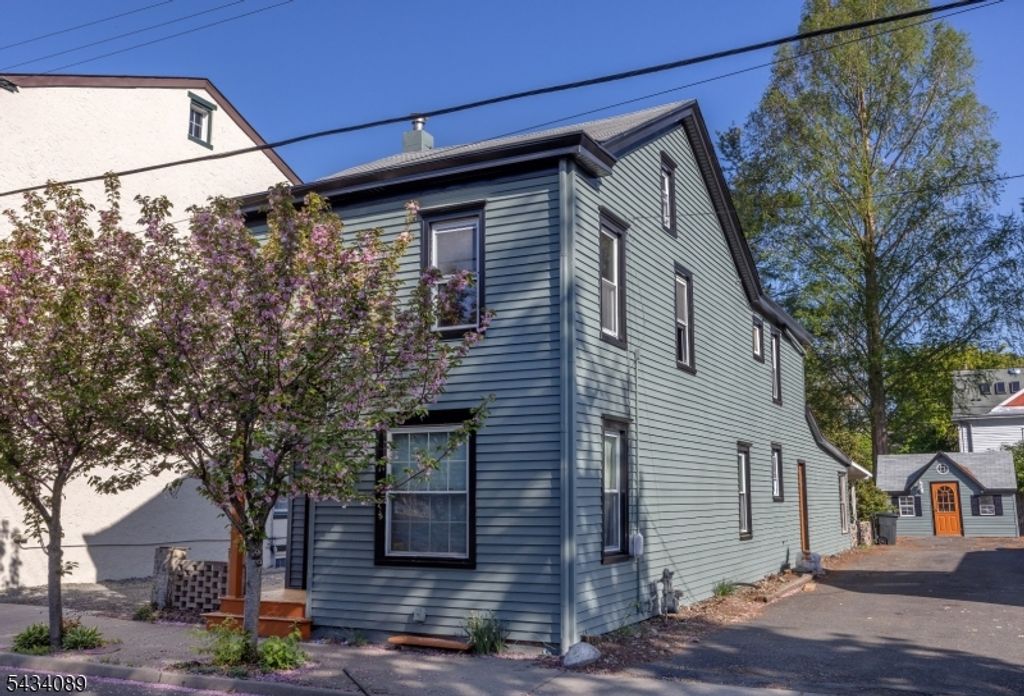 46 Delevan St, Lambertville City, NJ 08530