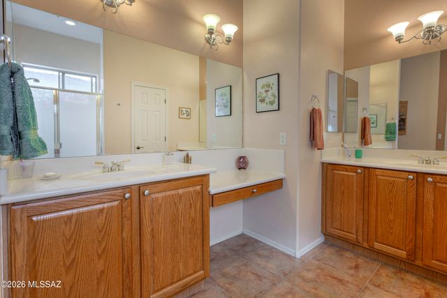 433 N Mountain Brook Drive, Green Valley, AZ 85614