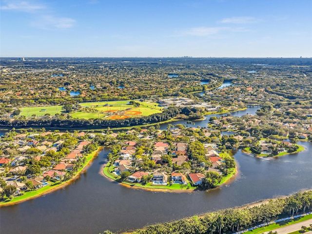 900 Spoonbill Circle, Weston, FL 33326