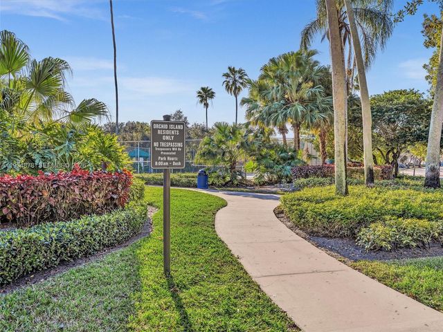 900 Spoonbill Circle, Weston, FL 33326