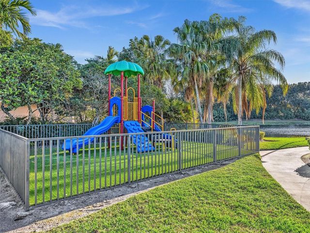 900 Spoonbill Circle, Weston, FL 33326