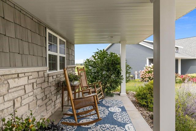 105 ZACHAREY COURT, New London, WI 54961