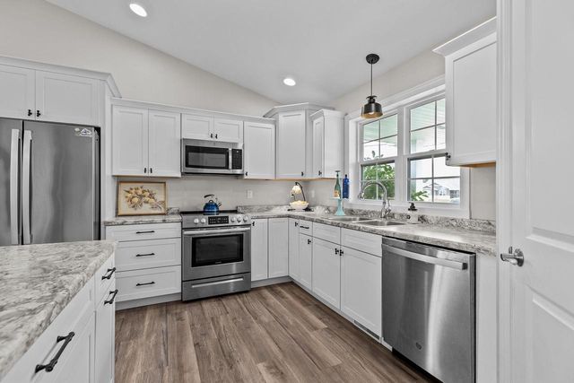 105 ZACHAREY COURT, New London, WI 54961