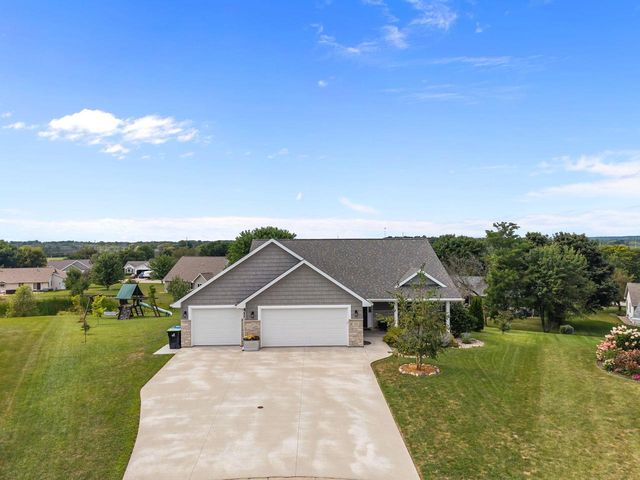 105 ZACHAREY COURT, New London, WI 54961