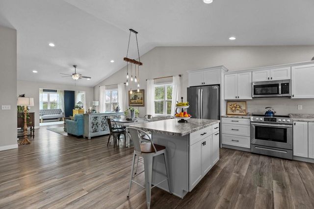 105 ZACHAREY COURT, New London, WI 54961