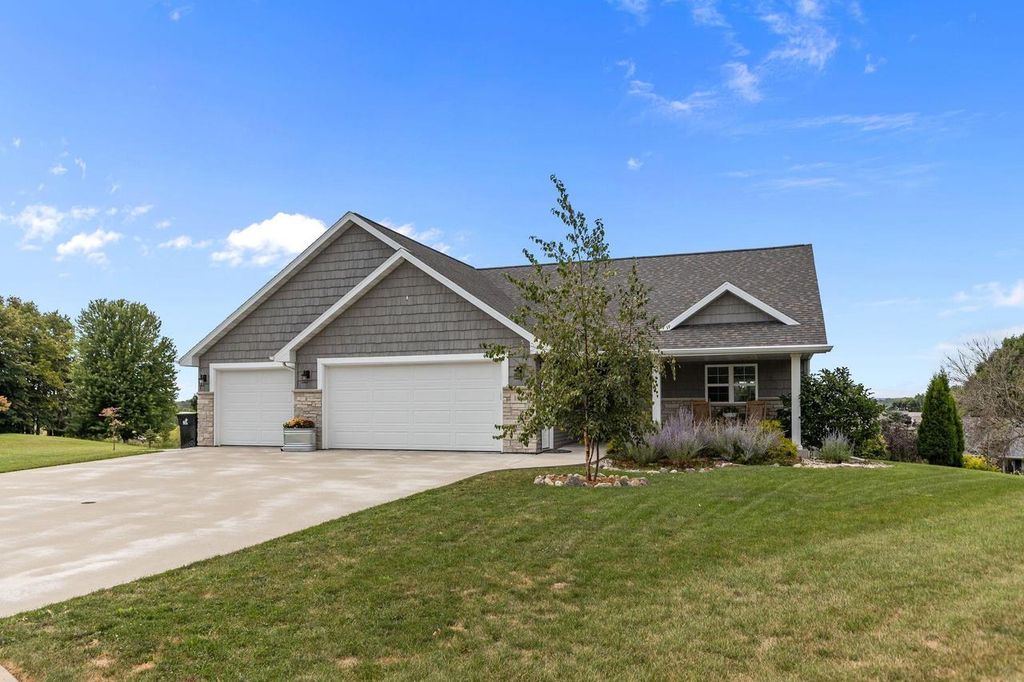 105 ZACHAREY COURT, New London, WI 54961