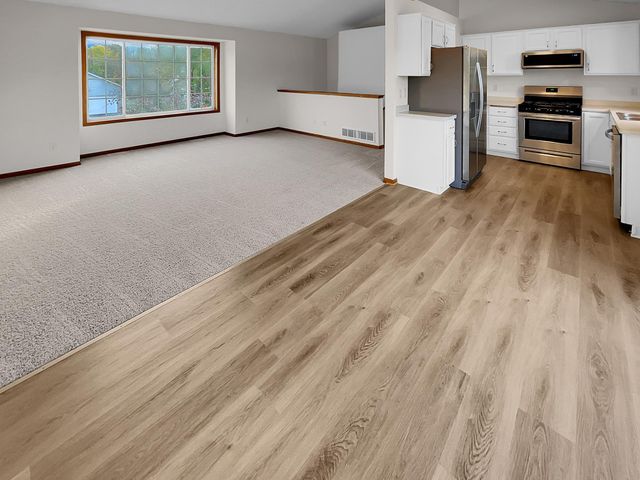 7866 31st Street N, Oakdale, MN 55128