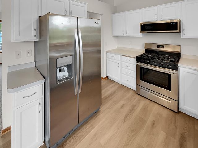 7866 31st Street N, Oakdale, MN 55128