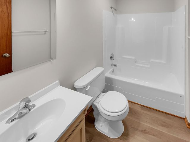 7866 31st Street N, Oakdale, MN 55128