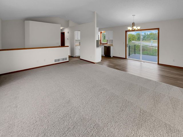 7866 31st Street N, Oakdale, MN 55128