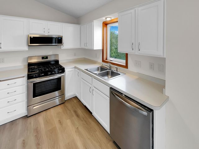 7866 31st Street N, Oakdale, MN 55128