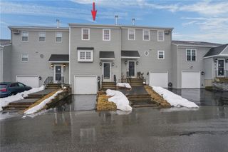 565 Quaker Lane 32, West Warwick, RI 02893