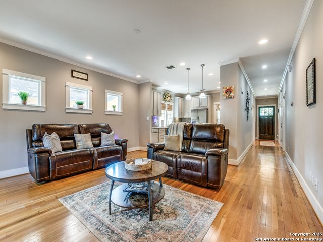 425 W Gramercy Pl, San Antonio, TX 78212